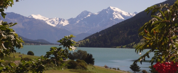 Reschensee und Ortler-Massiv